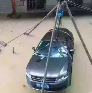 使用手拉葫蘆、吊裝帶和起重三腳架進(jìn)行修車(chē)